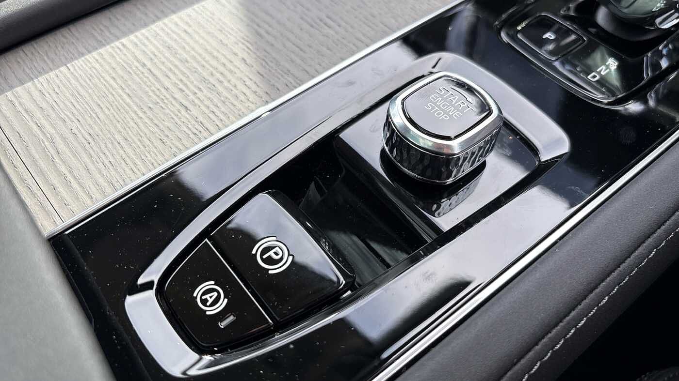 Volvo XC90 Ultra, T8 AWD Plug-in hybrid, Electric/Petrol, Dark, 7 Seats