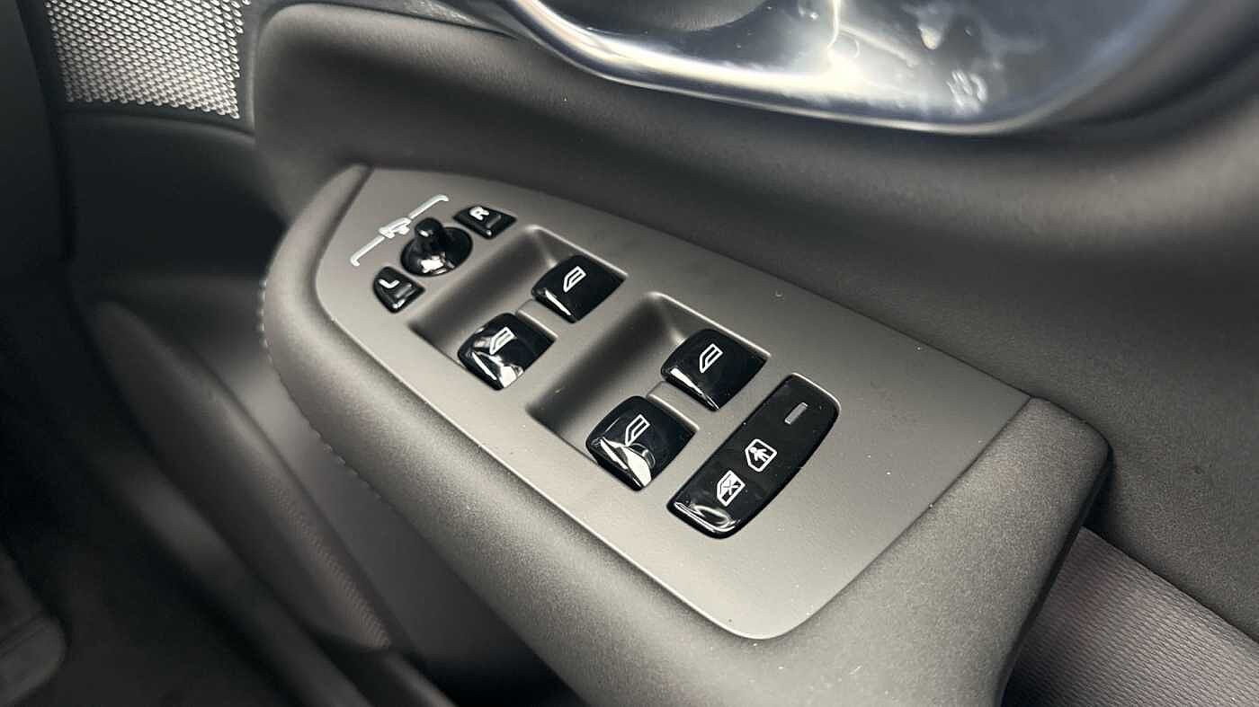 Volvo XC90 Ultra, T8 AWD Plug-in hybrid, Electric/Petrol, Dark, 7 Seats