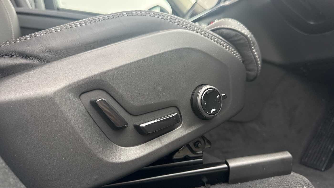 Volvo XC90 Ultra, T8 AWD Plug-in hybrid, Electric/Petrol, Dark, 7 Seats