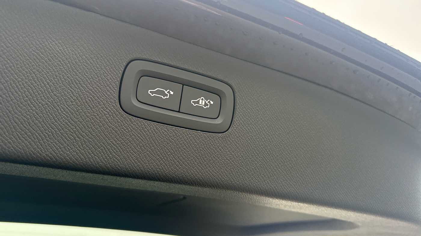 Volvo XC90 Ultra, T8 AWD Plug-in hybrid, Electric/Petrol, Dark, 7 Seats