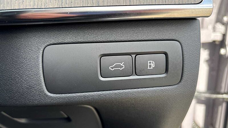 Volvo XC90 Ultra, T8 AWD Plug-in hybrid, Electric/Petrol, Dark, 7 Seats