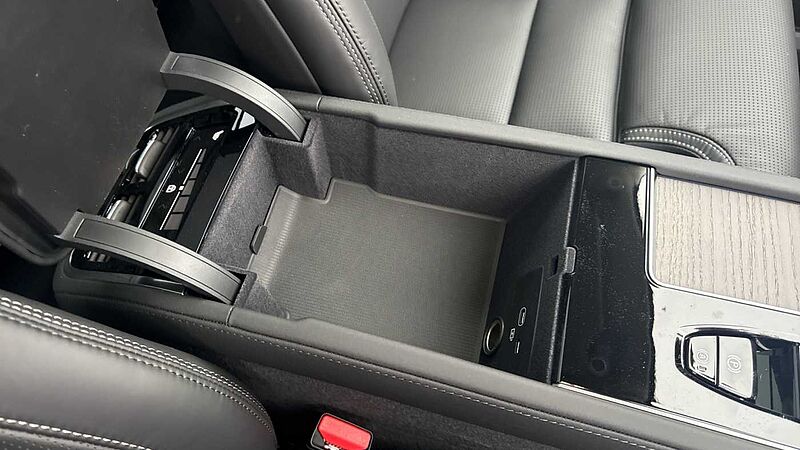 Volvo XC90 Ultra, T8 AWD Plug-in hybrid, Electric/Petrol, Dark, 7 Seats