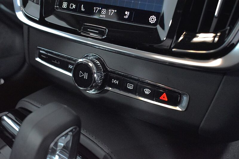 Volvo S90 Recharge Plus, T8 AWD plug-in hybrid, Electric/Petrol, Bright