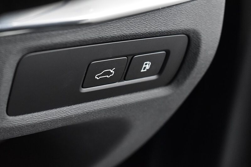 Volvo S90 Recharge Plus, T8 AWD plug-in hybrid, Electric/Petrol, Bright