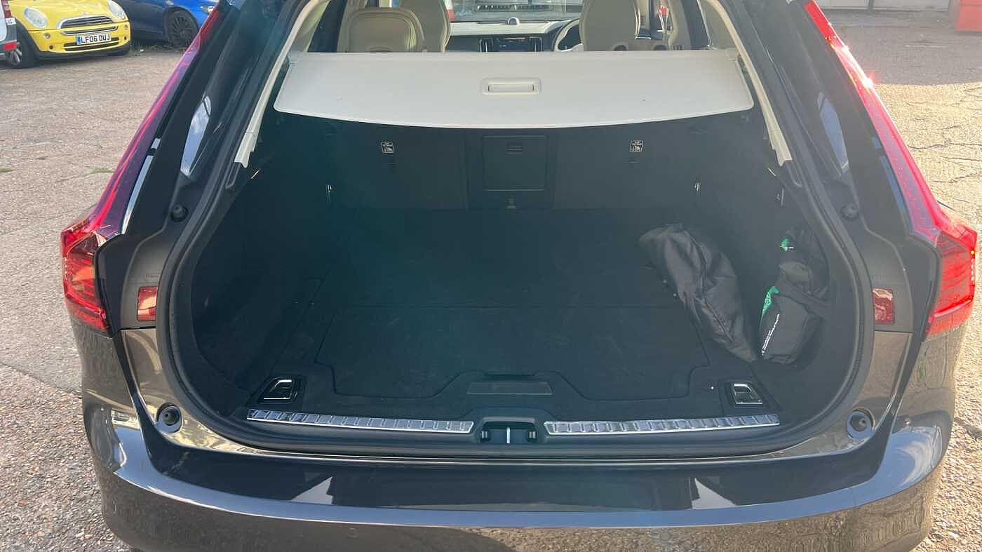 Volvo V90 Ultra, T8 AWD Plug-in hybrid, Electric/Petrol, Dark