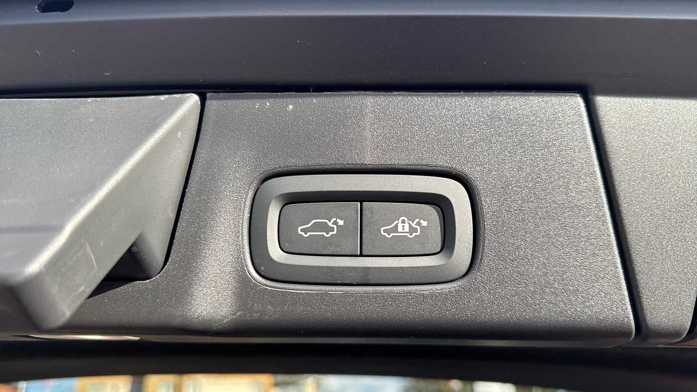 Volvo V90 Ultra, T8 AWD Plug-in hybrid, Electric/Petrol, Dark