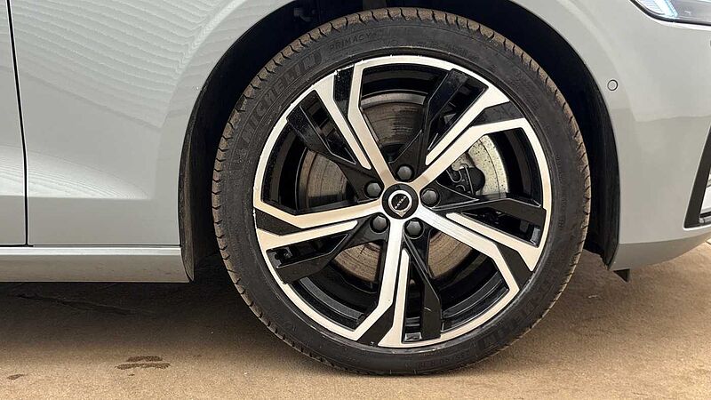 Volvo V60 Ultra, T8 AWD Plug-in hybrid, Electric/Petrol, Dark