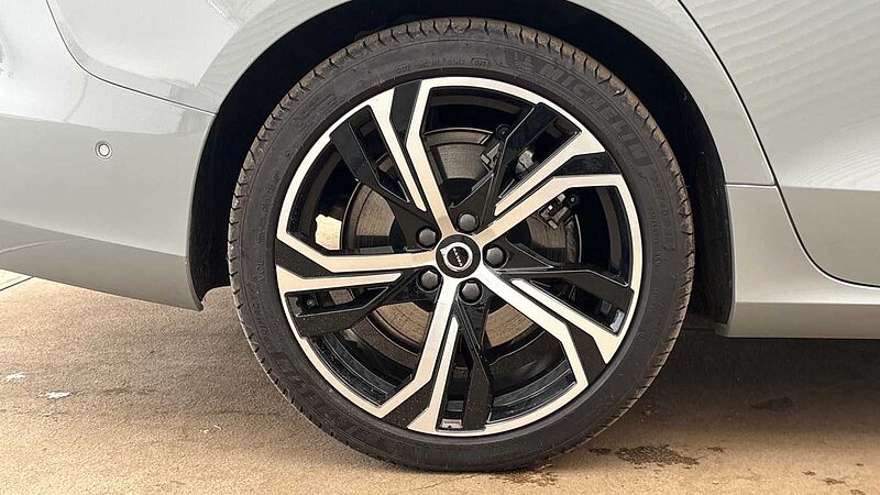 Volvo V60 Ultra, T8 AWD Plug-in hybrid, Electric/Petrol, Dark