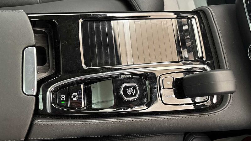 Volvo V60 Ultra, T8 AWD Plug-in hybrid, Electric/Petrol, Dark