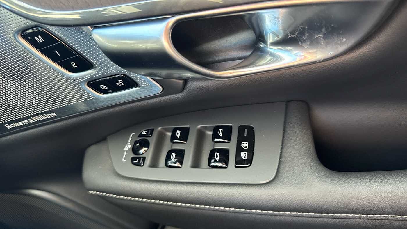 Volvo V90 Ultra, T8 AWD Plug-in hybrid, Electric/Petrol, Dark