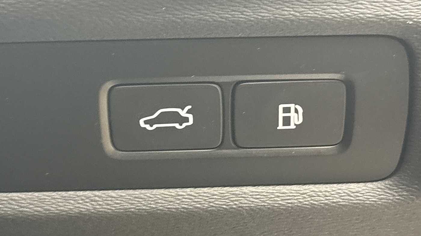 Volvo V90 Ultra, T8 AWD Plug-in hybrid, Electric/Petrol, Dark