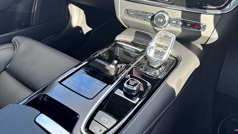 Volvo V90 Ultra, T8 AWD Plug-in hybrid, Electric/Petrol, Dark