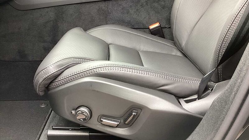 Volvo XC60 Black Edition Ultra, T8 AWD Plug-in hybrid, Electric/Petrol