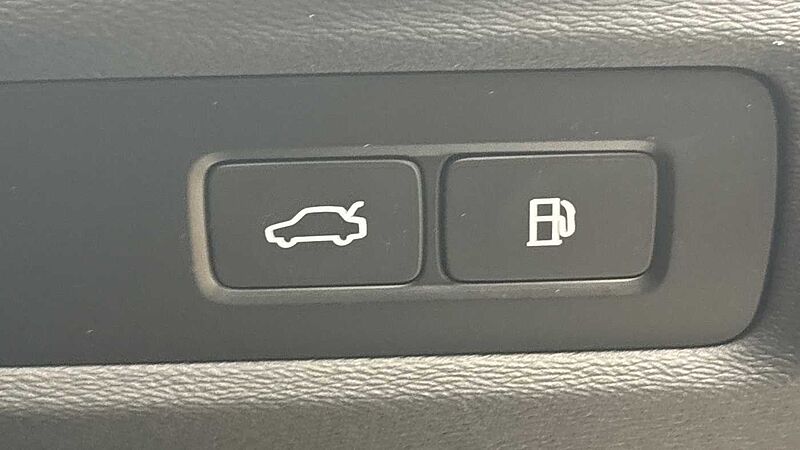 Volvo V90 Ultra, T8 AWD Plug-in hybrid, Electric/Petrol, Dark