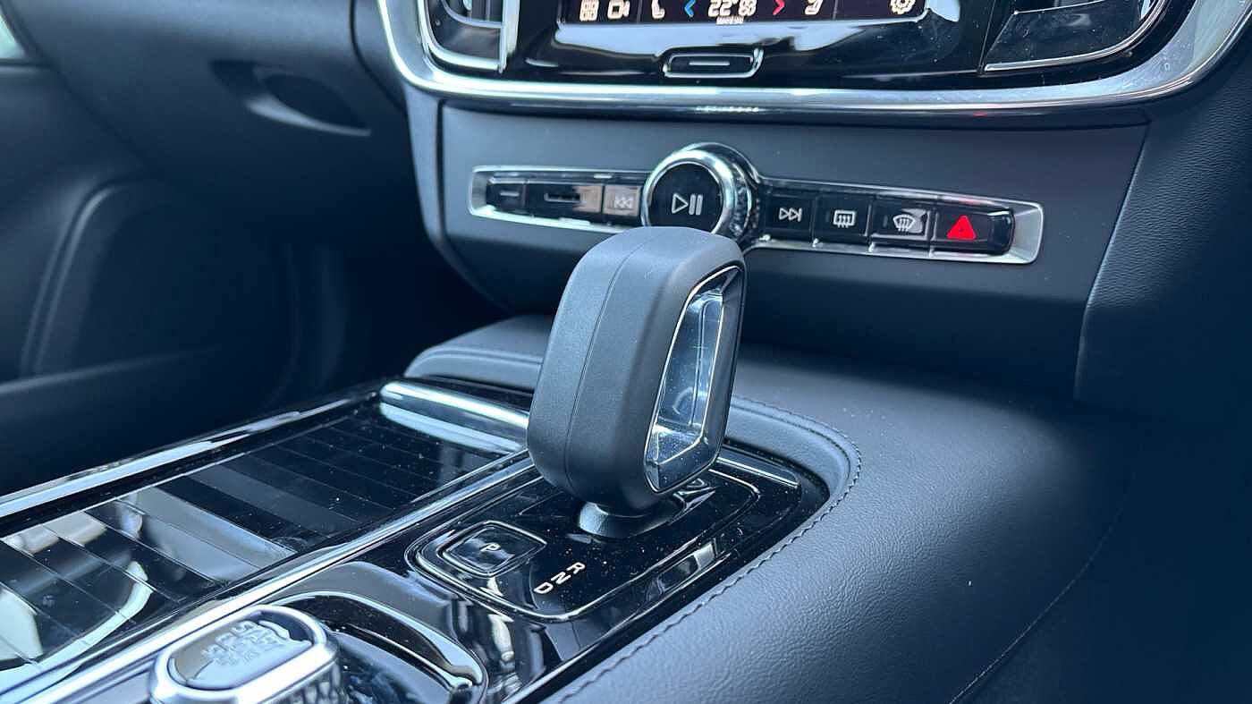 Volvo V90 Ultra, T8 AWD Plug-in hybrid, Electric/Petrol, Dark