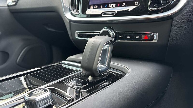Volvo V60 Ultra, T8 AWD Plug-in hybrid, Electric/Petrol, Dark
