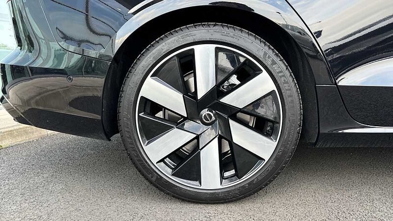 Volvo V60 Ultra, T8 AWD Plug-in hybrid, Electric/Petrol, Dark