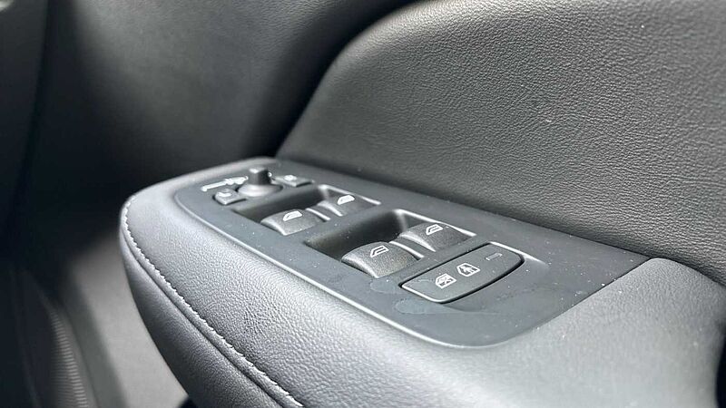 Volvo V60 Ultra, T8 AWD Plug-in hybrid, Electric/Petrol, Dark