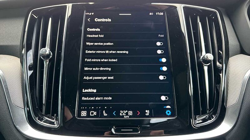 Volvo V60 Ultra, T8 AWD Plug-in hybrid, Electric/Petrol, Dark