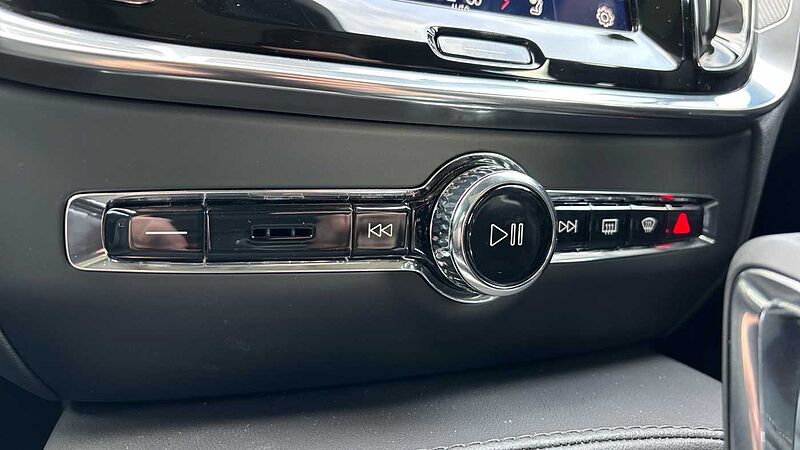 Volvo V60 Ultra, T8 AWD Plug-in hybrid, Electric/Petrol, Dark