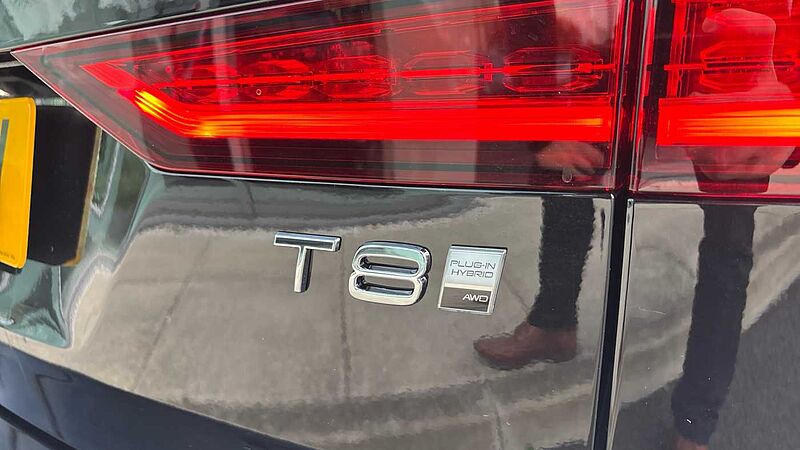 Volvo V60 Ultra, T8 AWD Plug-in hybrid, Electric/Petrol, Dark