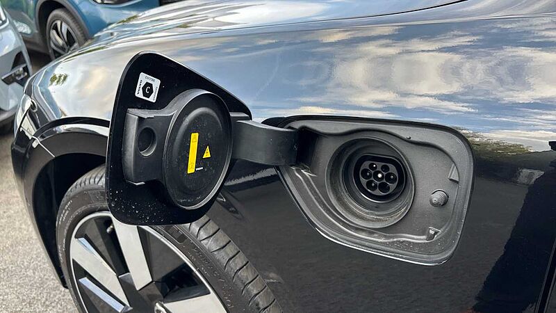 Volvo V60 Ultra, T8 AWD Plug-in hybrid, Electric/Petrol, Dark