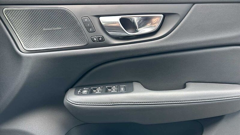 Volvo V60 Ultra, T8 AWD Plug-in hybrid, Electric/Petrol, Dark