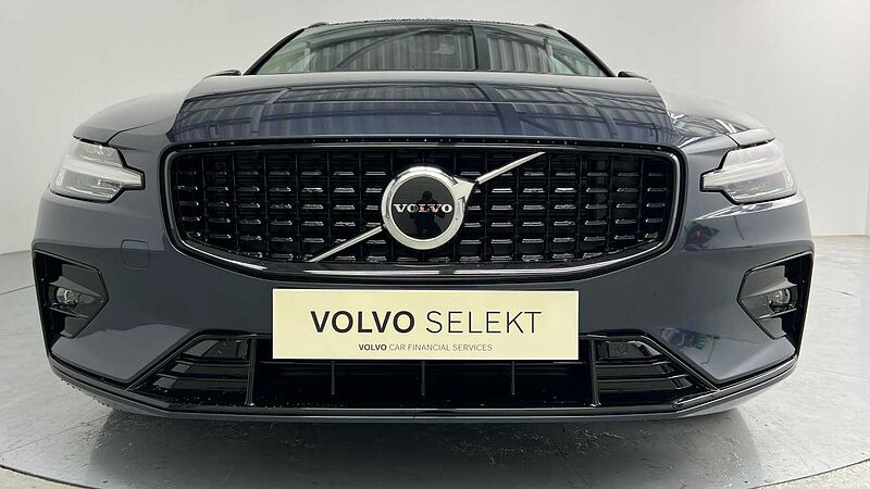 Volvo V60 Plus, B4 Mild hybrid, Petrol, Dark