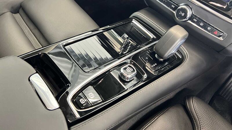 Volvo S90 Recharge Plus, T8 AWD plug-in hybrid, Electric/Petrol, Dark
