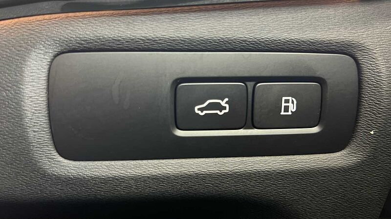 Volvo S90 Recharge Plus, T8 AWD plug-in hybrid, Electric/Petrol, Dark