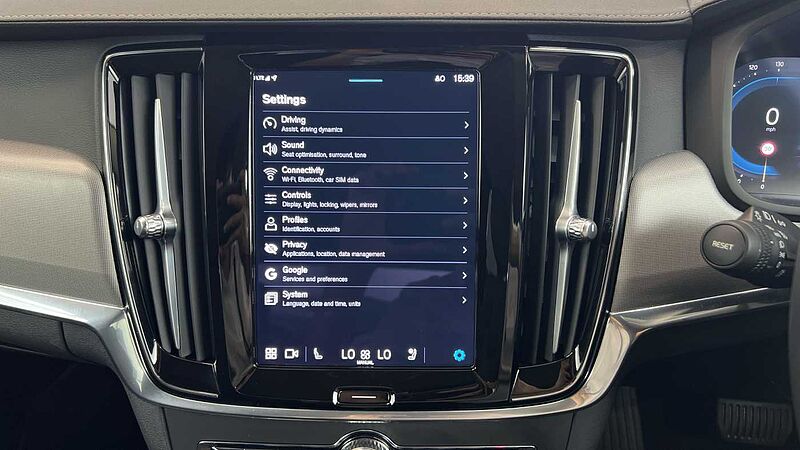 Volvo S90 Recharge Plus, T8 AWD plug-in hybrid, Electric/Petrol, Dark