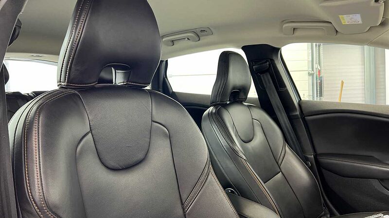 Volvo V40 Cross Country T3 Pro Automatic (Winter Pack, Power Seat with Memory)