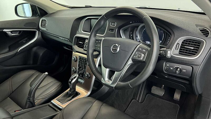 Volvo V40 Cross Country T3 Pro Automatic (Winter Pack, Power Seat with Memory)