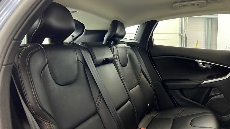 Volvo V40 Cross Country T3 Pro Automatic (Winter Pack, Power Seat with Memory)