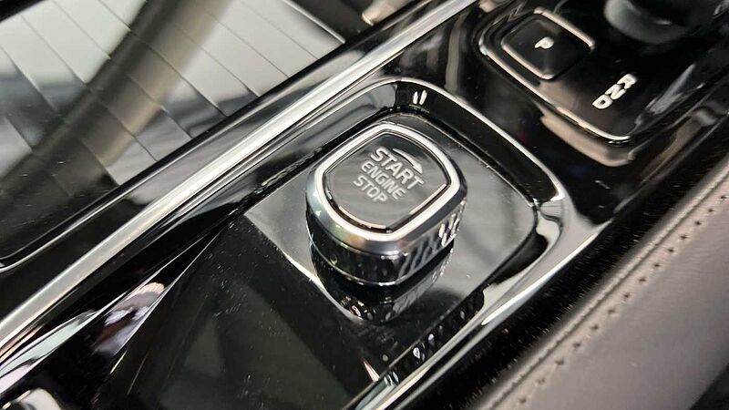 Volvo V60 Ultra, T8 AWD Plug-in hybrid, Electric/Petrol, Dark (Panoramic Roof, BLIS)