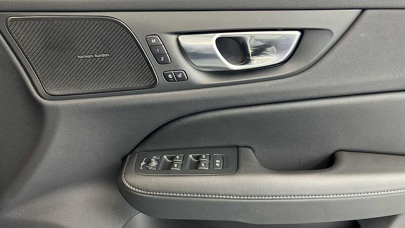Volvo V60 Ultra, T8 AWD Plug-in hybrid, Electric/Petrol, Dark (Panoramic Roof, BLIS)
