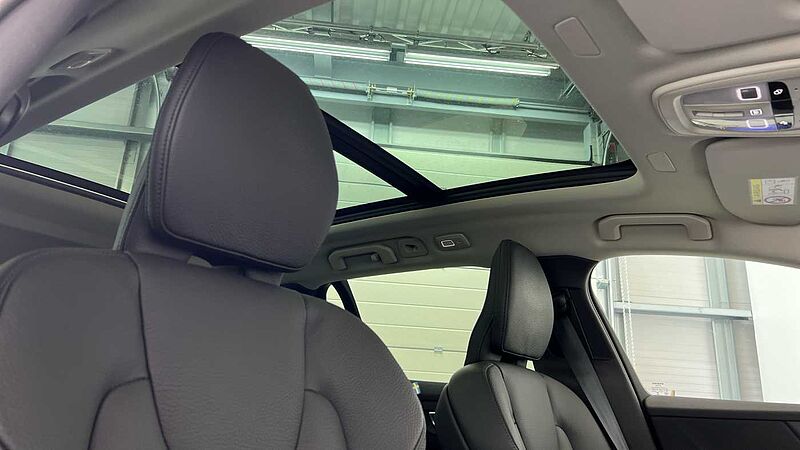 Volvo V60 Ultra, T8 AWD Plug-in hybrid, Electric/Petrol, Dark (Panoramic Roof, BLIS)