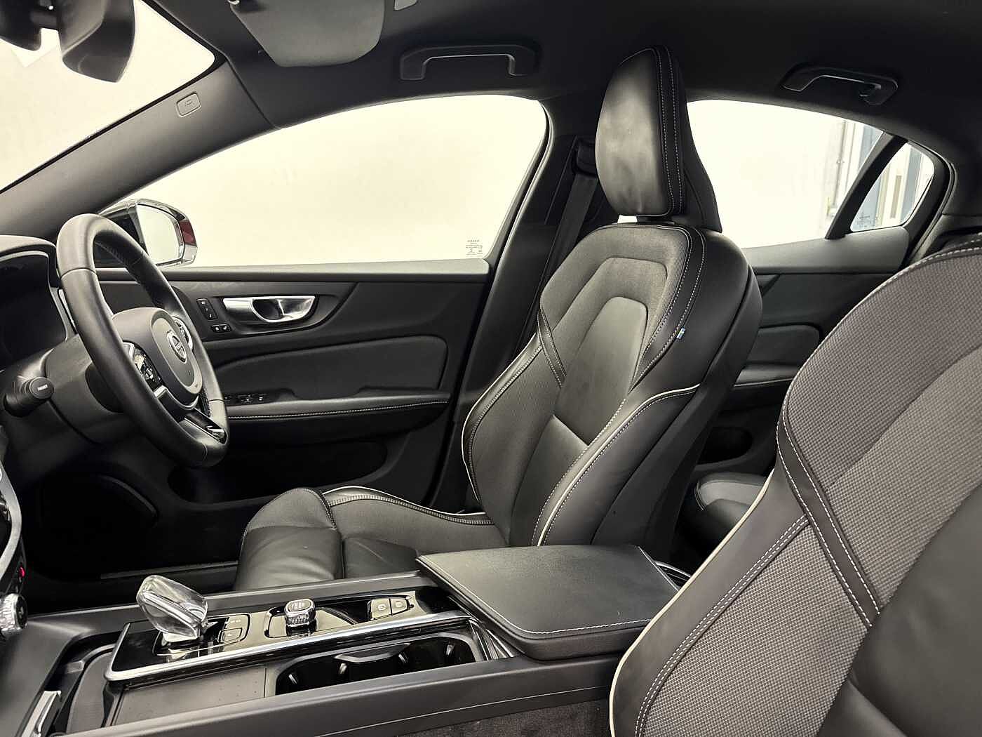 Volvo S60 Plus, B5 mild hybrid, Petrol, Dark