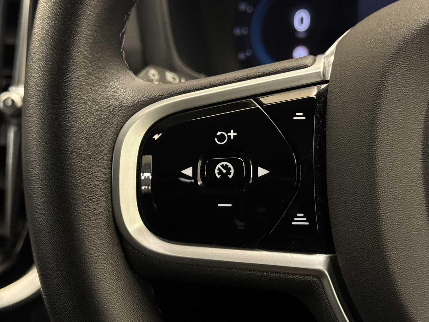 Volvo S60 Plus, B5 mild hybrid, Petrol, Dark