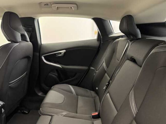 Volvo V40 T2 Momentum Manual