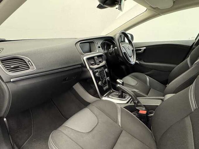 Volvo V40 T2 Momentum Manual