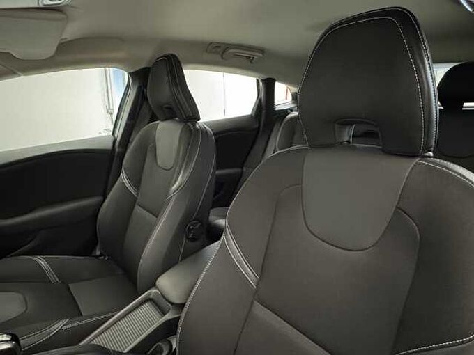 Volvo V40 T2 Momentum Manual