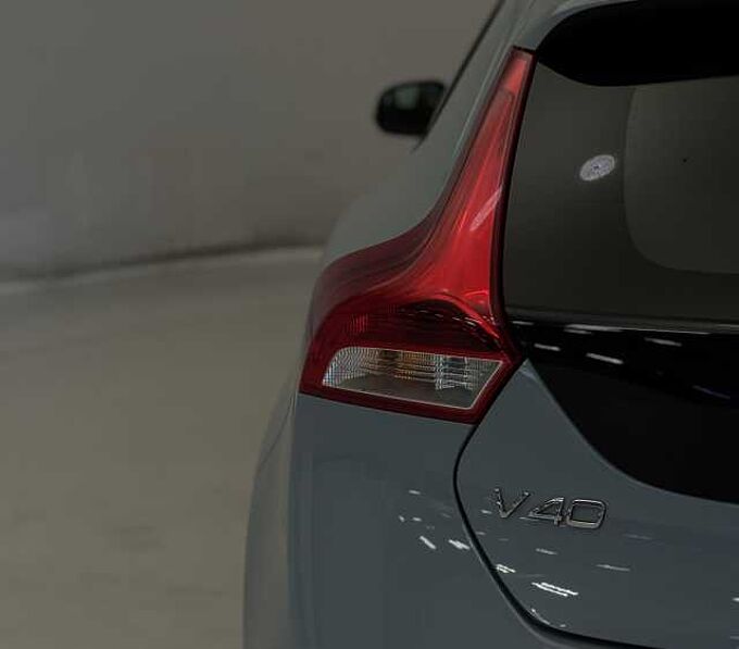 Volvo V40 T2 Momentum Manual