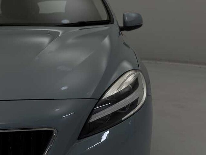 Volvo V40 T2 Momentum Manual