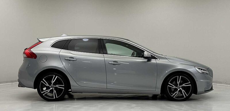 Volvo V40 (Winter Pack, Xenium Pack, Fixed Panoramic Roof)