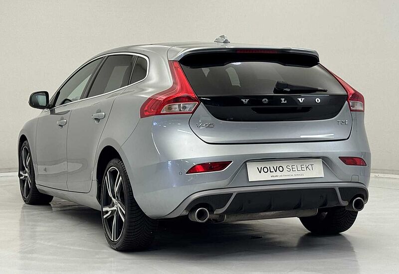 Volvo V40 (Winter Pack, Xenium Pack, Fixed Panoramic Roof)