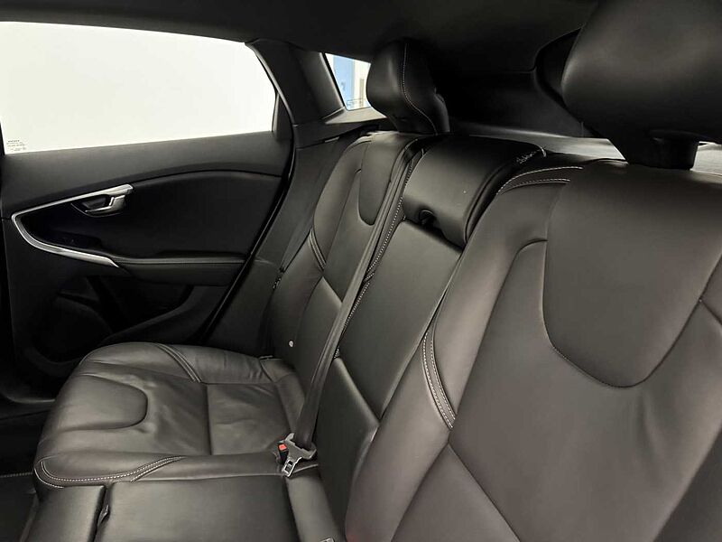 Volvo V40 (Winter Pack, Xenium Pack, Fixed Panoramic Roof)