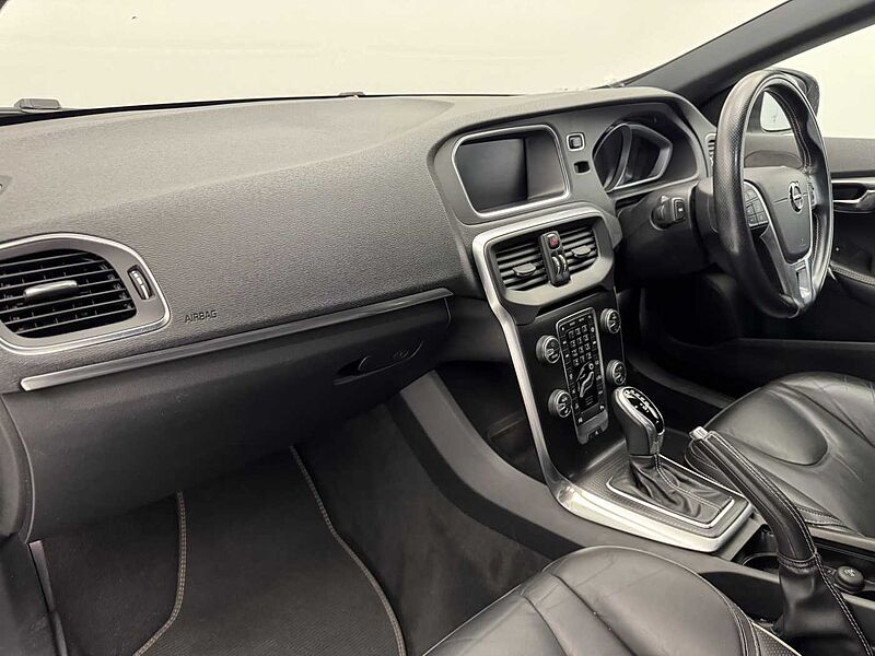 Volvo V40 (Winter Pack, Xenium Pack, Fixed Panoramic Roof)