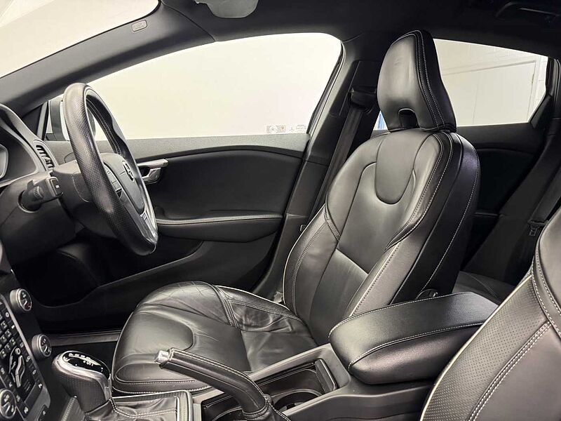 Volvo V40 (Winter Pack, Xenium Pack, Fixed Panoramic Roof)