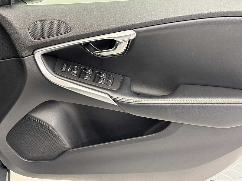 Volvo V40 (Winter Pack, Xenium Pack, Fixed Panoramic Roof)